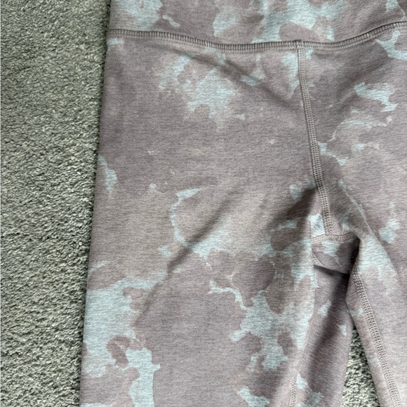 Vuori Pink and gray clean elevation leggings dogwood floral size xs - Picture 2 of 4